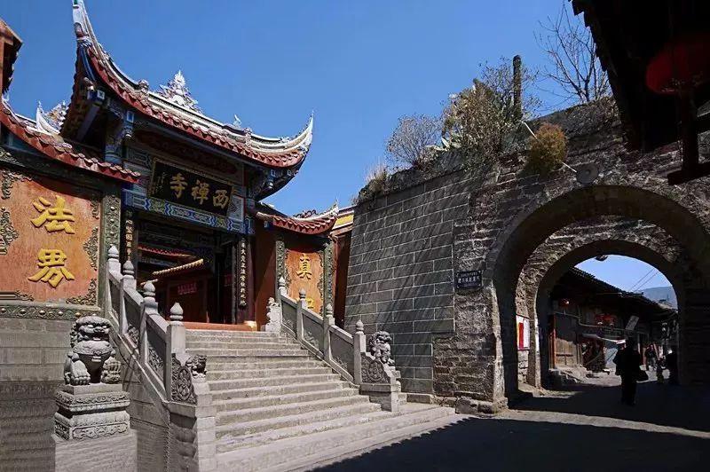 逃出平静乡村