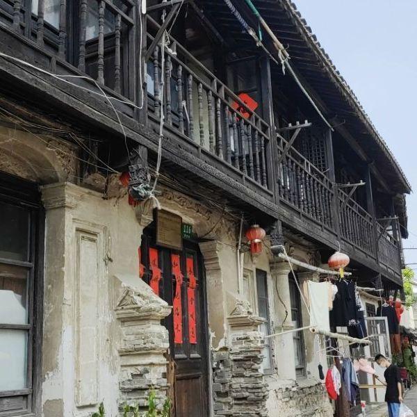 逃离废弃高校